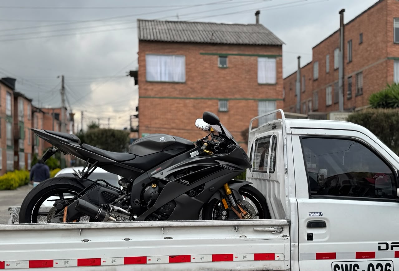 Yamaha R6 transportada en grúa para motos en un barrio de Bogotá